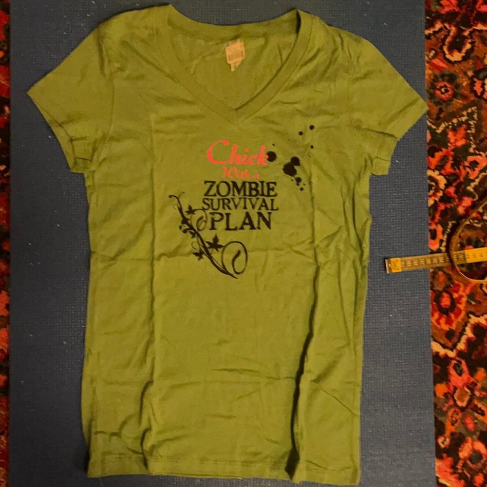 Funny T-shirt Chick with a Zombie Survival Plan!😝